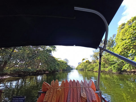 Balsa para atravessar o canal e chegar a praia, disponível para hóspedes, sem custo extra. 