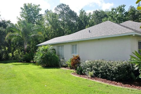 The side yard lawn of Breezy Oak Villa is soft and inviting to your bare feet!