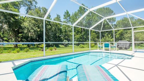 No close-by rear neighbours, original forest and privacy landscaping gives our pool and back yard a wonderful backdrop where you can enjoy your Florida villa without being on view to the rest of the world!