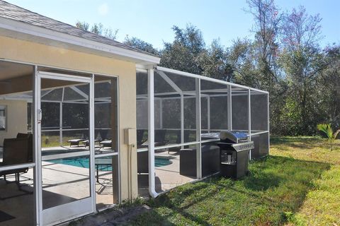 The rear yard offers lots of privacy with no rear neighbours.