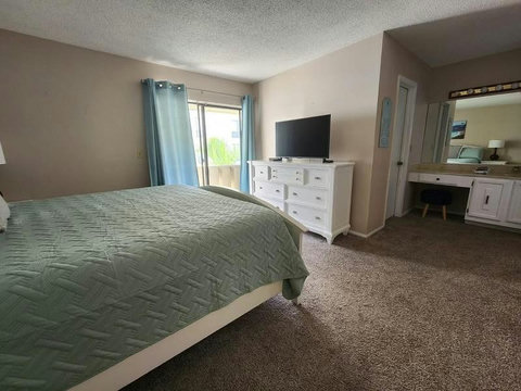 Master Bedroom with connecting lanai (Pool View)