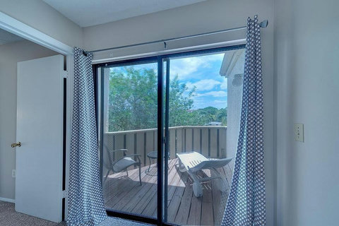 Upstairs Lanai with chairs