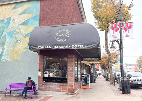 The local neighbourhood - Fratelli's Traditional Italian Bakery located steps from the house. 