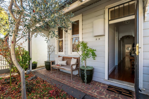 A peaceful inner-west base close to cafés, restaurants, and transport