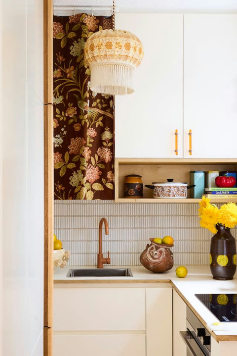 Even the kitchen has character, with warm tones, decorative finishes and carefully chosen pieces throughout