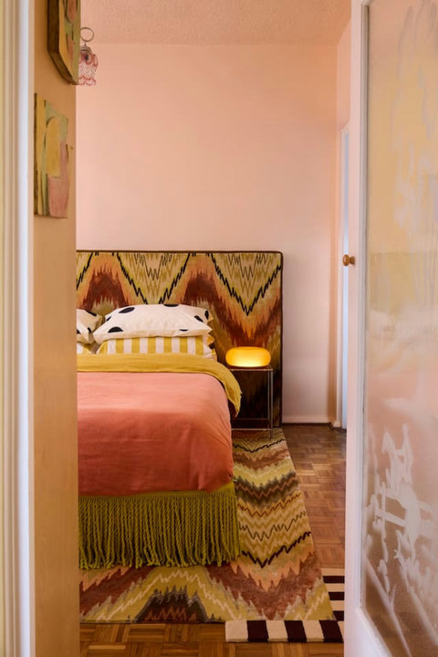 Retreat to a warm and restful queen bedroom after a day spent exploring Sydney’s eastern coastline