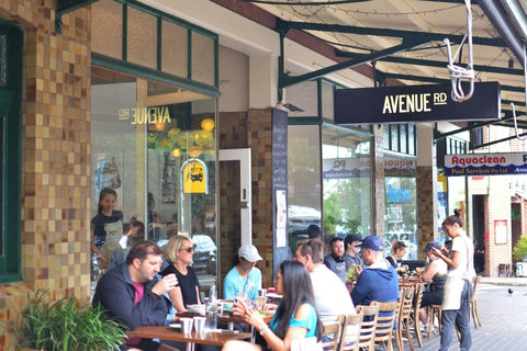 Avenue Road offers a lively mix of cafés, restaurants and local shops within easy reach of the apartment