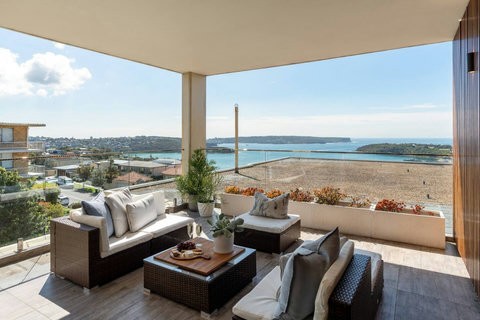 Settle into the outdoor sofa and enjoy the fresh coastal air and spectacular harbour outlook.