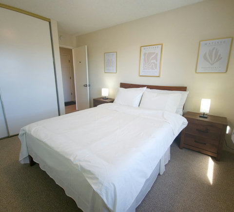 Bedroom 1 - queen bed
