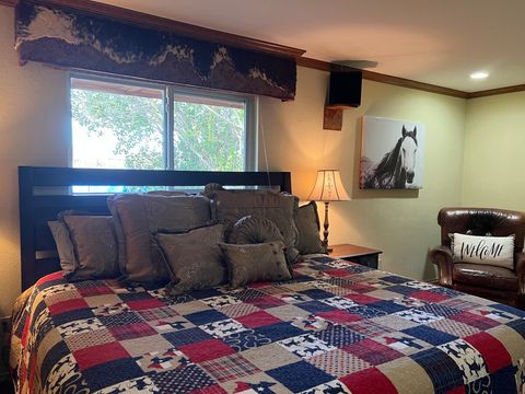 Master bedroom (King size bed)