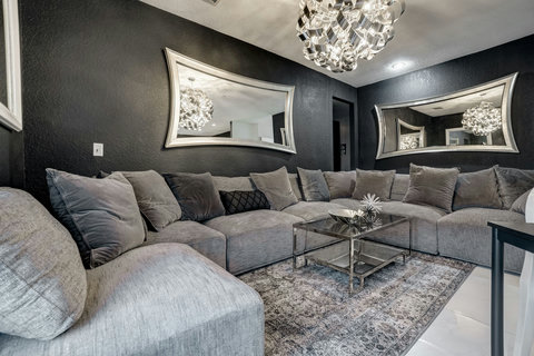Enjoy our cozy and inviting living room with an open floor plan, perfect for socializing with a connected dining room. Start with cocktails and savor a modern social atmosphere for your family gathering, bachelor/birthday party, or corporate retreat.
