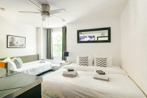 Flexible Sleeping Space - Choose between a king bed, two twin beds, or an extra single designer daybed in this stylish bedroom.