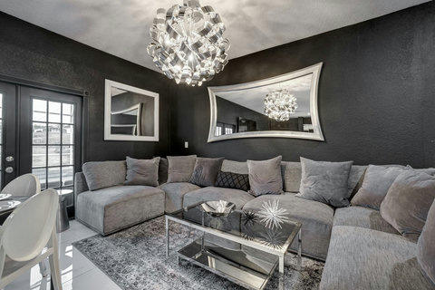 Enjoy our cozy and inviting living room with an open floor plan, perfect for socializing with a connected dining room. Start with cocktails and savor a modern social atmosphere for your family gathering, bachelor/birthday party, or corporate retreat.