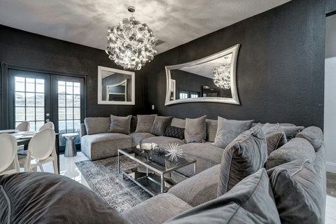 Enjoy our cozy and inviting living room with an open floor plan, perfect for socializing with a connected dining room. Start with cocktails and savor a modern social atmosphere for your family gathering, bachelor/birthday party, or corporate retreat.