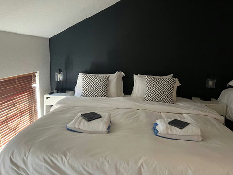 Choose between 1 King Bed or 2 Twin Beds and relax on the cozy daybed for a restful stay