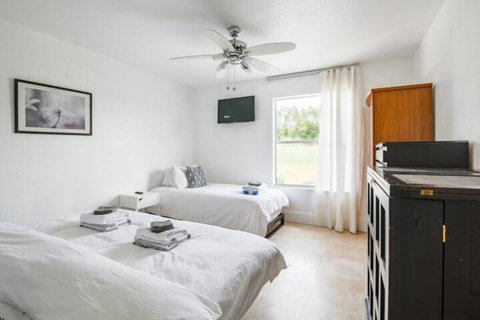 Flexible Sleeping Space - Choose between a king bed, two twin beds, or an extra single designer daybed in this stylish bedroom.