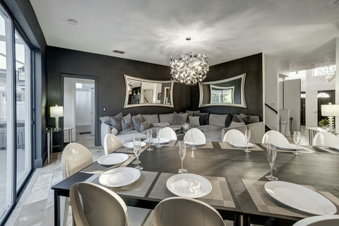 Enjoy our cozy and inviting living room with an open floor plan, perfect for socializing with a connected dining room. Start with cocktails and savor a modern social atmosphere for your family gathering, bachelor/birthday party, or corporate retreat.
