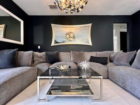Enjoy our cozy and inviting living room with an open floor plan, perfect for socializing with a connected dining room. Start with cocktails and savor a modern social atmosphere for your family gathering, bachelor/birthday party, or corporate retreat.