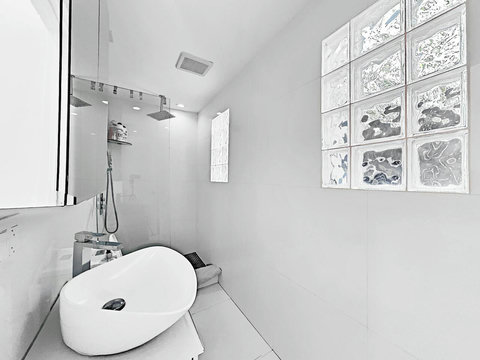 Bathroom, with toilet, sink and shower.