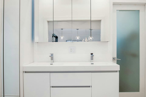 Bathroom, with toilet, sink and shower.