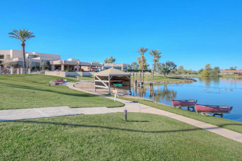 Lakefront Adventure Awaits: Stay in a beautiful Resort Villa within walking distance to lakefront kayaks, less than 100 yards away. Enjoy the privacy of a Private Villa and access to Resort Amenities, including the Resort Pool nearby.