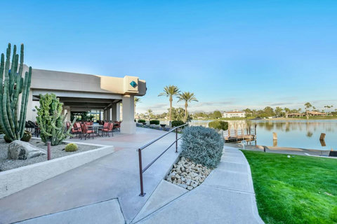 Lakefront Steakhouse Bliss: Experience a beautiful Resort with a top-rated lakefront steakhouse grill just 100 yards away from the villa. Enjoy the privacy of a Private Villa and access to Resort Amenities, including the Resort Pool nearby.