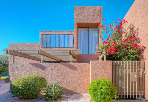 Escape to luxury in our 10-room Villa featuring 7 bedrooms, 5 baths, and a blend of Modern, Retro, and Contemporary Design. Get the best of both worlds - the privacy of a Private Villa and access to Resort Pool and Amenities just steps away!
