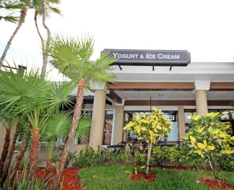 Foodie's paradise! Stay in our chic home, surrounded by PGA National Dining, a haven for those who savor gourmet delights.