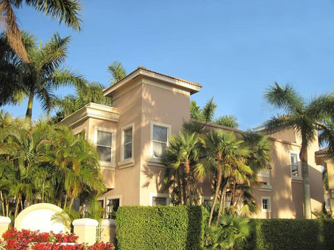 Discover architectural marvels! Our unique single-family house in a Mediterranean cobblestone community boasts a private patio, community fountains, and pool.