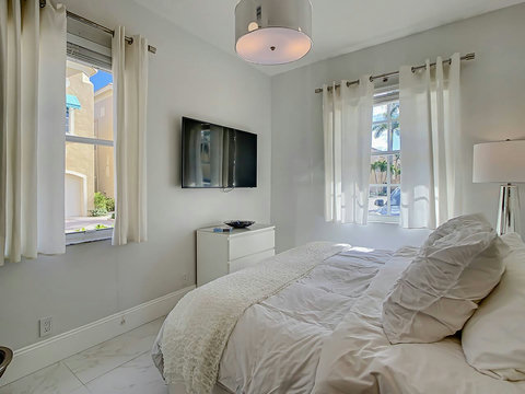 Experience our elegant bedroom, where you can choose between 1 King or 2 Twin beds for your perfect slumber.