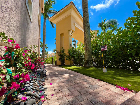 Putt and relax! Experience our elegant front entrance with a putting green, providing leisure and golfing enjoyment. 