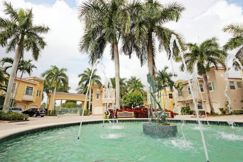 Elegance at the entrance! Experience our elegant home, where a stunning fountain greets you as you embark on a luxurious stay.