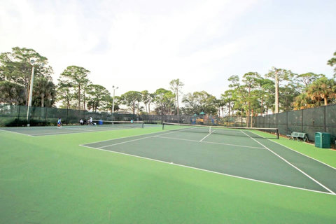 Tennis lover's paradise! Our chic home is surrounded by PGA National Park, offering complimentary tennis for an ace-filled stay. 