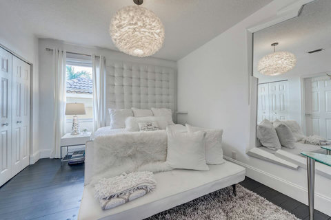 Rest your way in our versatile bedroom – choose from 1 King or 2 Twin Size Beds, plus a cozy sofa for added comfort.