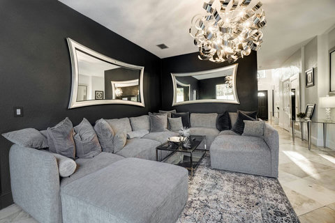 Enjoy our cozy and inviting living room with an open floor plan, perfect for socializing with a connected dining room. Start with cocktails and savor a modern social atmosphere for your family gathering, bachelor/birthday party, or corporate retreat.