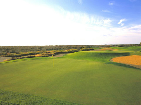 Discover the world-class championship golf resort at our DisneyEstate! Enjoy picturesque views of your private pool, championship golf course & resort clubhouse with fantastic amenities like Lap Pool, Pickleball, Tennis, and Children's Playground.
