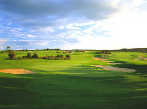 Discover the world-class championship golf resort at our DisneyEstate! Enjoy picturesque views of your private pool, championship golf course & resort clubhouse with fantastic amenities like Lap Pool, Pickleball, Tennis, and Children's Playground.

