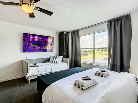 Dreamy slumber awaits! Our bedroom offers the choice of 1 King Bed or 2 Twin Beds, adorned with high thread count bed linen for utmost comfort. Sleep like royalty!
