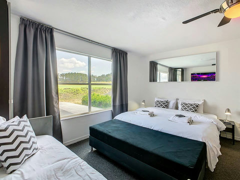 Dreamy slumber awaits! Our bedroom offers the choice of 1 King Bed or 2 Twin Beds, adorned with high thread count bed linen for utmost comfort. Sleep like royalty!
