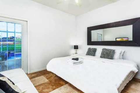 Choose between 1 King Bed or 2 Twin Beds.