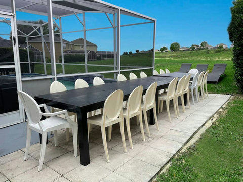 Expansive Outdoor Dining - Enjoy al fresco dining with ample space for large groups.
