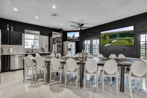 Entertain in style with a private dining room in our open floorplan. Host unforgettable chef dinners with seating for up to 20 indoors and 16 outdoors, all overlooking the pool & golf course.
