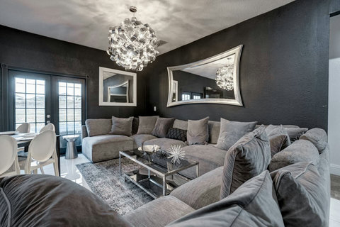 Enjoy our cozy and inviting living room with an open floor plan, perfect for socializing with a connected dining room. Start with cocktails and savor a modern social atmosphere for your family gathering, bachelor/birthday party, or corporate retreat.