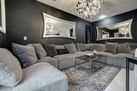 Enjoy our cozy and inviting living room with an open floor plan, perfect for socializing with a connected dining room. Start with cocktails and savor a modern social atmosphere for your family gathering, bachelor/birthday party, or corporate retreat.