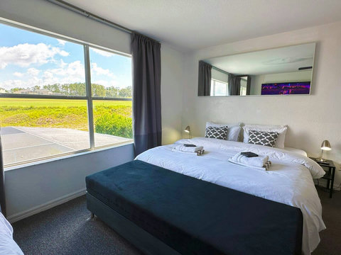 Dreamy slumber awaits! Our bedroom offers the choice of 1 King Bed or 2 Twin Beds, adorned with high thread count bed linen for utmost comfort. Sleep like royalty!
