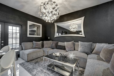 Enjoy our cozy and inviting living room with an open floor plan, perfect for socializing with a connected dining room. Start with cocktails and savor a modern social atmosphere for your family gathering, bachelor/birthday party, or corporate retreat.
