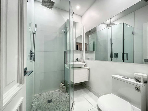 Bathroom, with toilet, sink and shower.