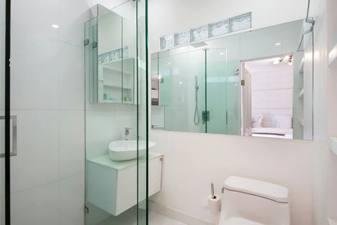 Bathroom, with toilet, sink and shower.