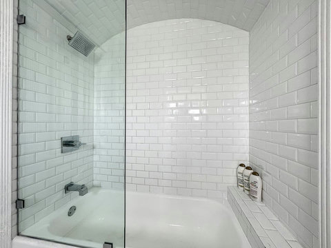 Bathroom, with toilet, sink and tub with shower.