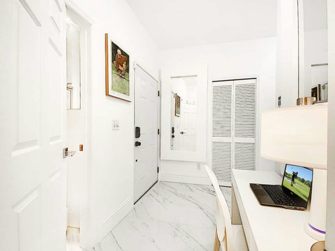 Entry Foyer with laptop workstation and free WiFi
